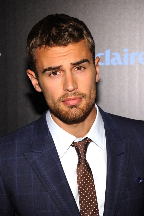 Theo James con cejas 