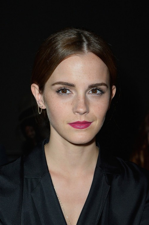 Emma Watson con cejas 