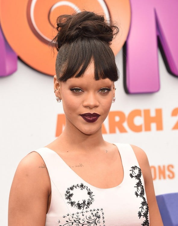 Rihanna sin cejas 