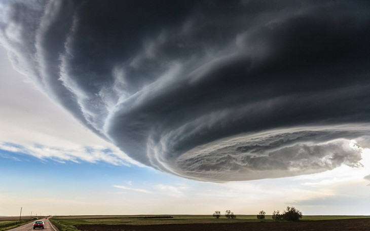 Fotografía de una gran nube sobre un bonito paisaje 