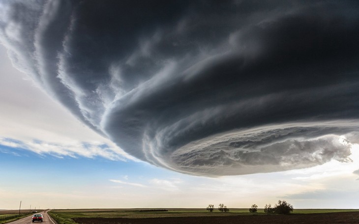 Fotografía de una gran nube sobre un bonito paisaje de Marko Korošec