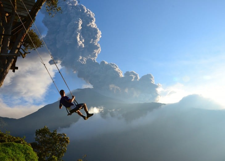 Fotografías de un hombre en un columpio en un hermoso paisaje 