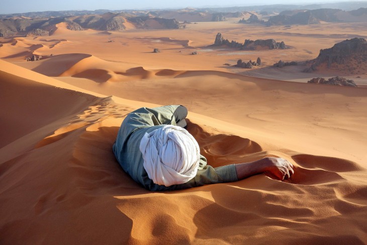 Hombre acostado en el desierto del Sahara 