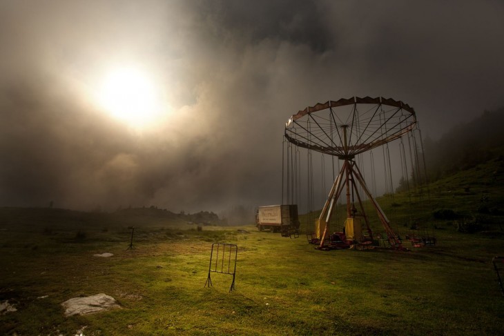 Imagen de un carrusel en un área verde 