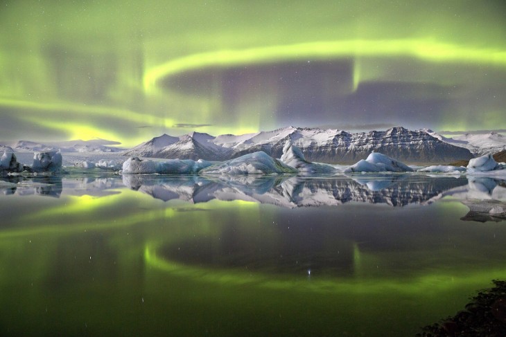 Fotografía de una aura sobre un glaciar