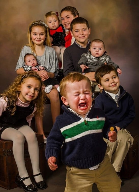 Niño llorando en foto familiar