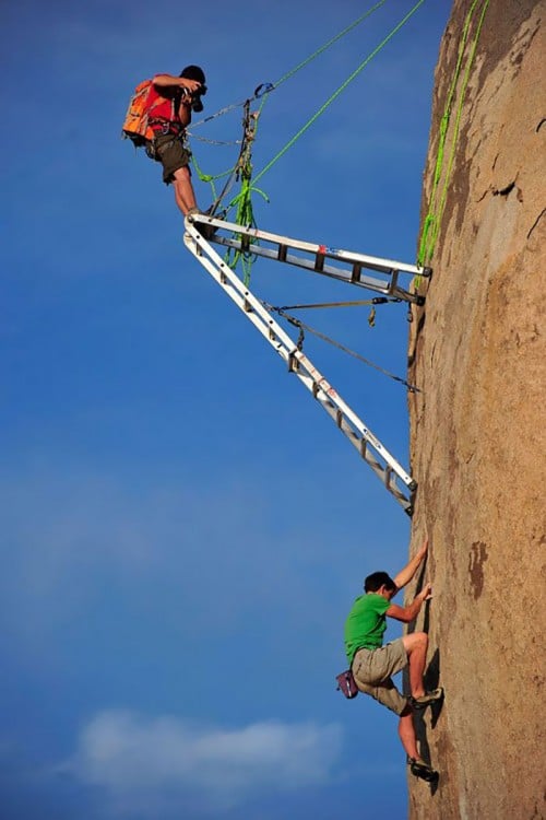 Fotógrafo en unas escaleras en las alturas 