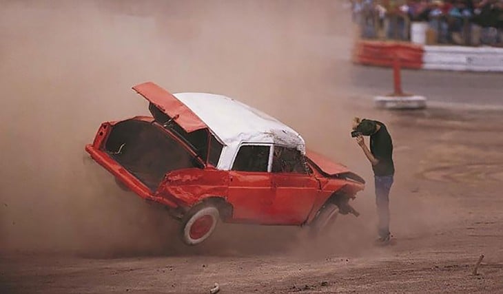 Fotógrafo en un duelo de carros 