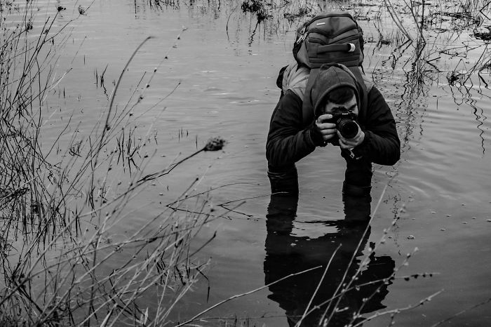 Fotógrafo en medio de un lago