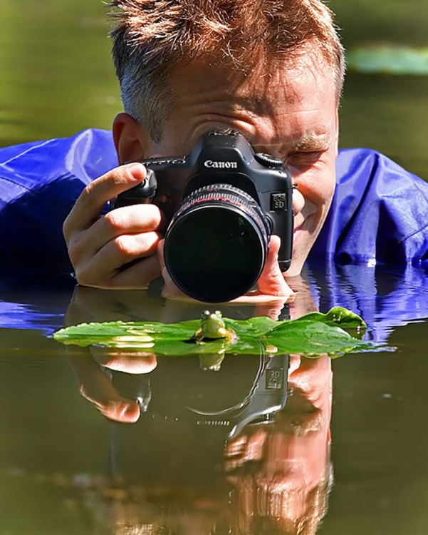 Fotógrafo dentro del agua tomando foto a una rana 