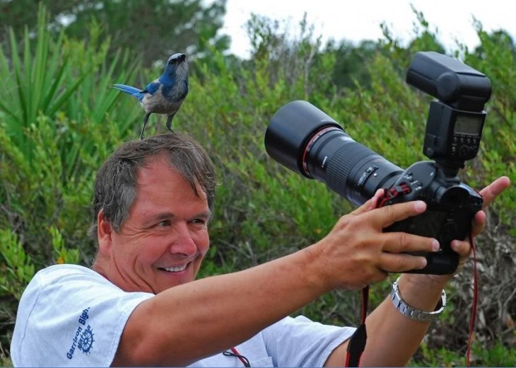 Fotógrafo tomando foto de un pájaro en su cabeza 