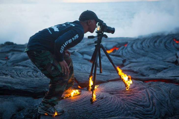 Fotógrafo en llamas sacando una foto 