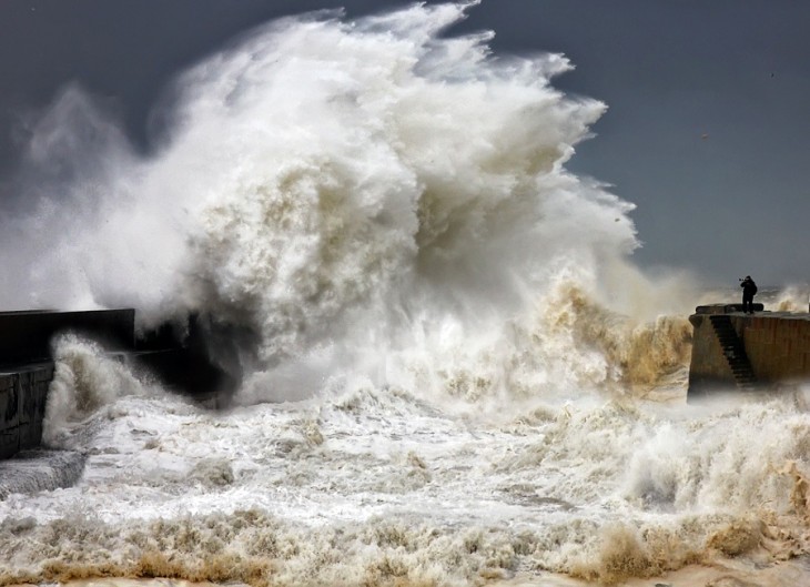 Fotógrafo en medio de las olas en una tormenta 