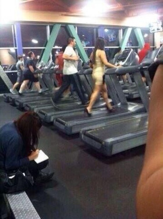 Chica en el gimnasio con vestido y tacones 