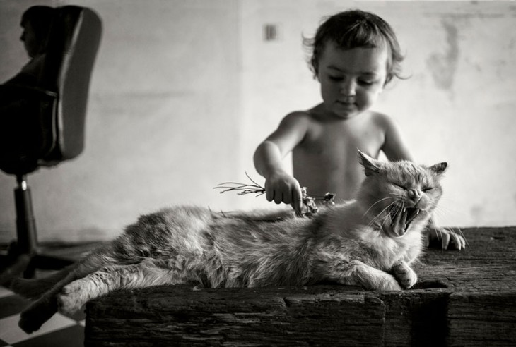 Niño con un gato 