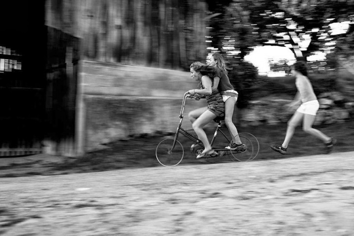 Niñas sobre una bicicleta 