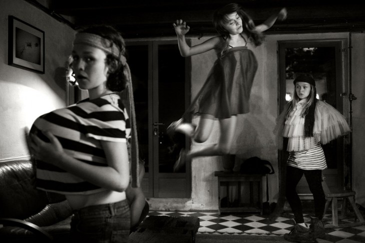 Chicas jugando en un cuarto 