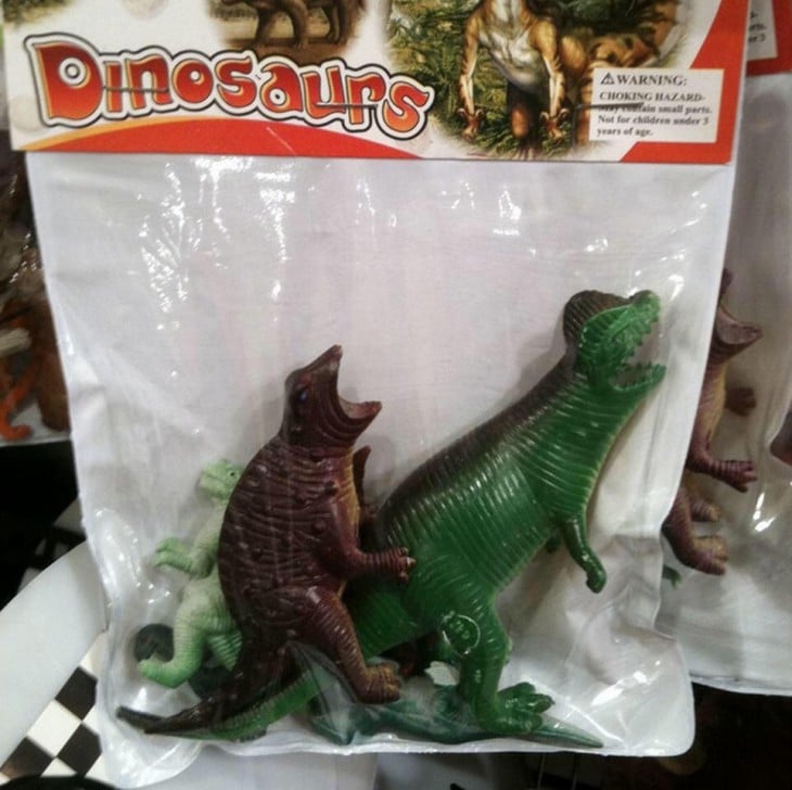 Dinosaurios de juguete en una forma extraña 