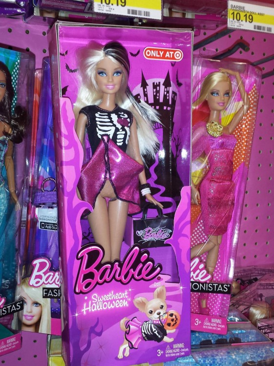 Barbie con la falda levantada 