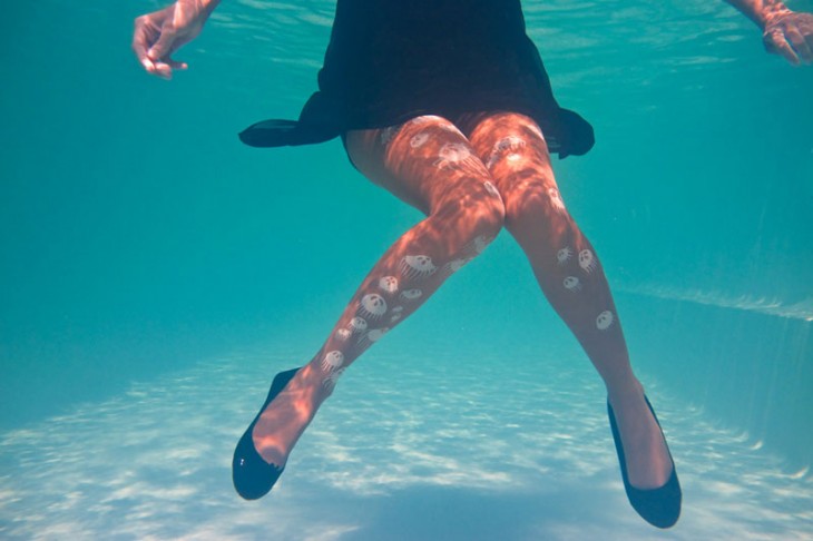 Medias debajo del agua con diseño de medusas 