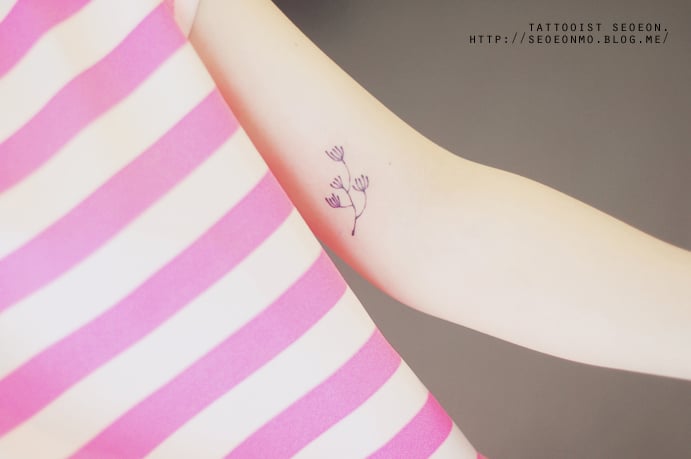 Tatuajes minimalista con flores 