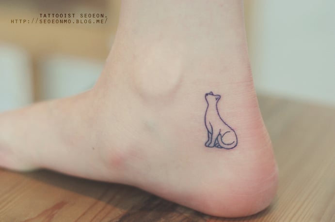Tatuaje minimalista de un gato en un pie 
