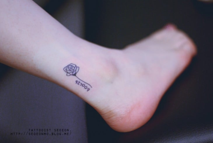 Tatuaje minimalista de una rosa en un pie 