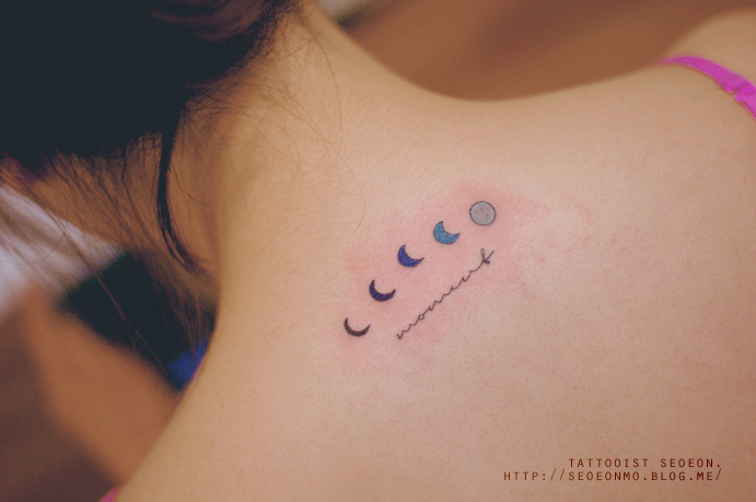 Tatuaje minimalista de lunas en el cuello de una chica 