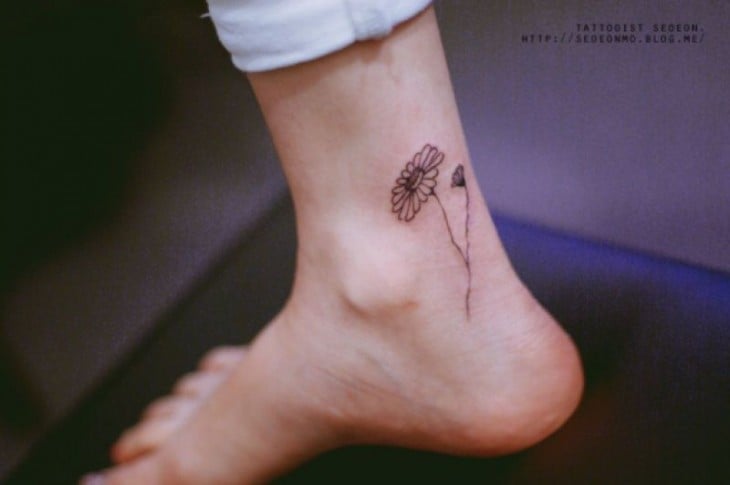Tatuaje minimalista de una flor 