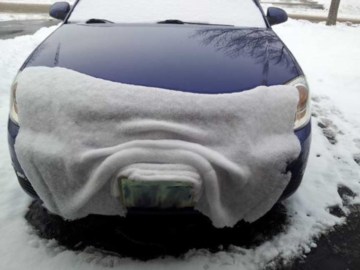 Carro con nieve sobre su cofre 