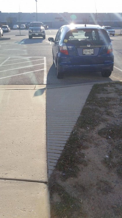 Coche estacionado y su sombra encaja perfecto en la acera 