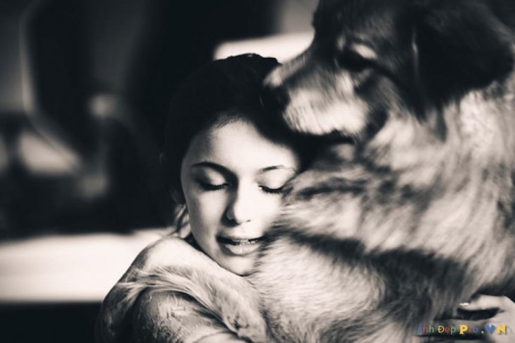 perrito abrazando amujer