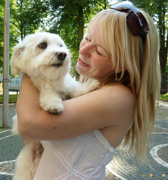 mujer abrazando a perro