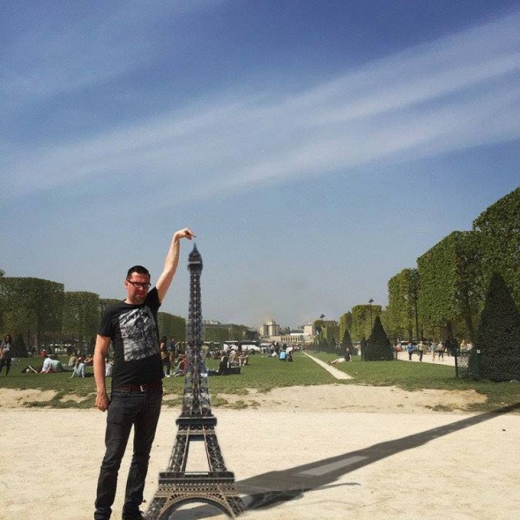 Chico con la torre eiffel a sus pies 