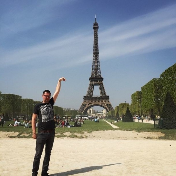 chico en la torre eiffel