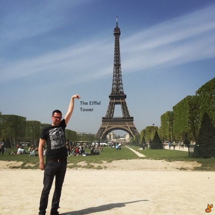 Chico tocando la frase torre eiffel