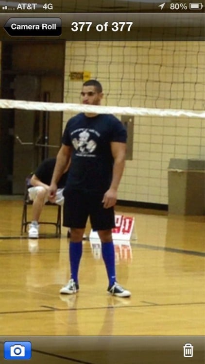 Chico en una cancha de volleybol