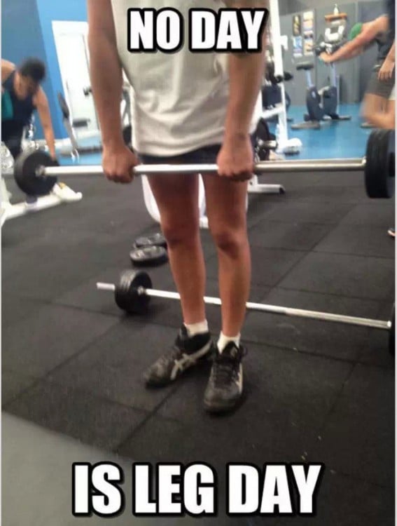 Chico cargando peso en el gym 