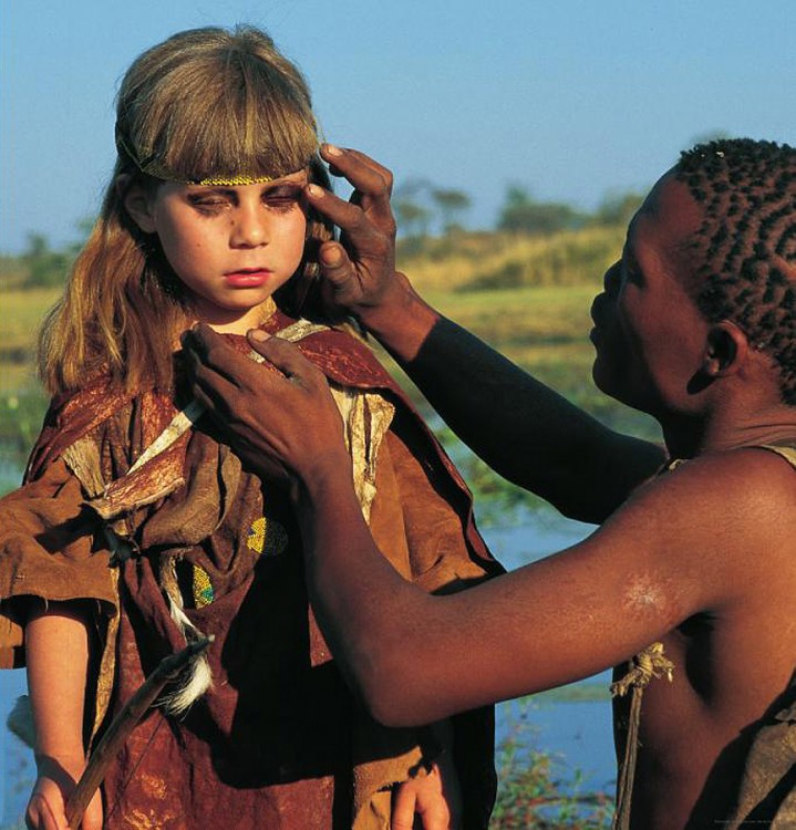 indigena africano pintando a tippi en un ritual  de la tribu