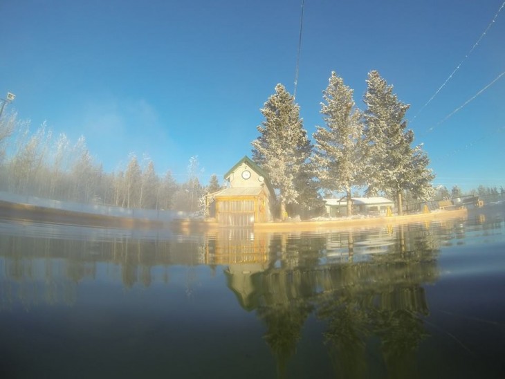 casa con 3 pinos nevados en termas