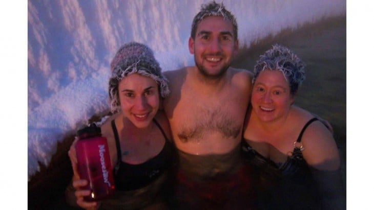 chico con chicas con cabello congelado, Takhini Canadá