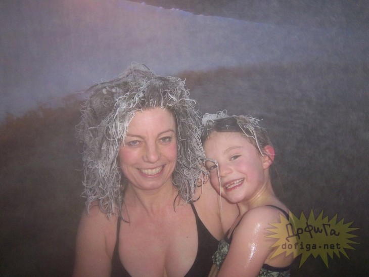Madre e hija con cabello congelado, Takhini Canadá