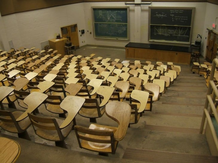 Salón de clases con mesabancos 