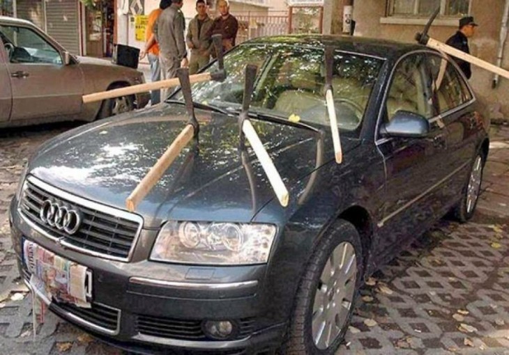 carro con hacas incrustadas en el cofre del carro