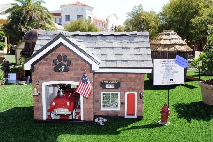 casa para perro con un carro de color rojo y la bandera de estados unidos