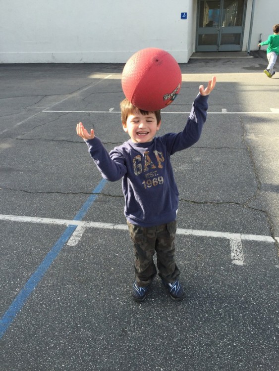 niño le pegan en la cabeza con un balon de basketball