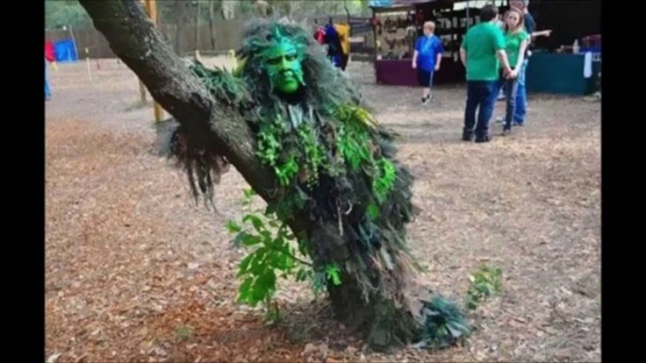 estatua viviente disfrazada de árbol