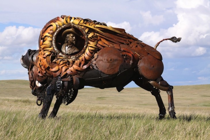 estructura de búfalo hecha de metal en el campo 