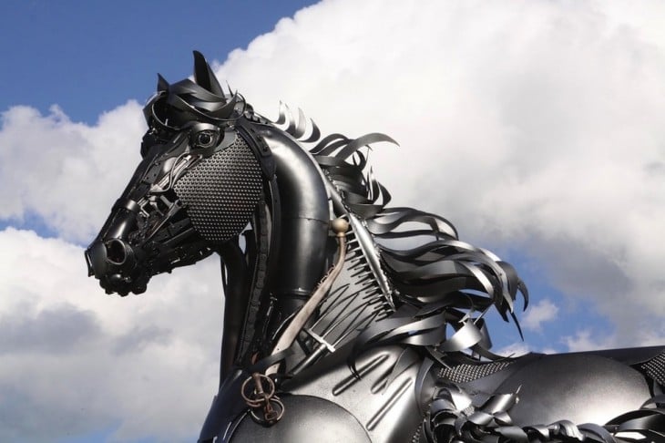 estructura de un caballo hecha de metal y partes de tractores 