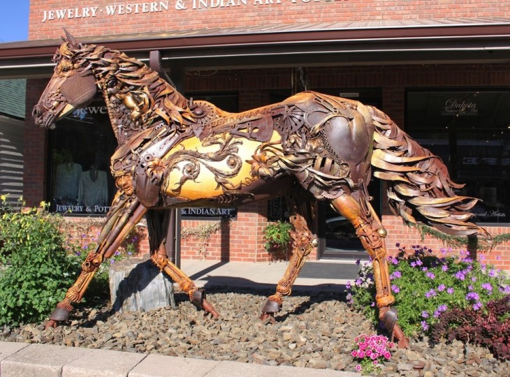 caballo hecho de trozos de metal 